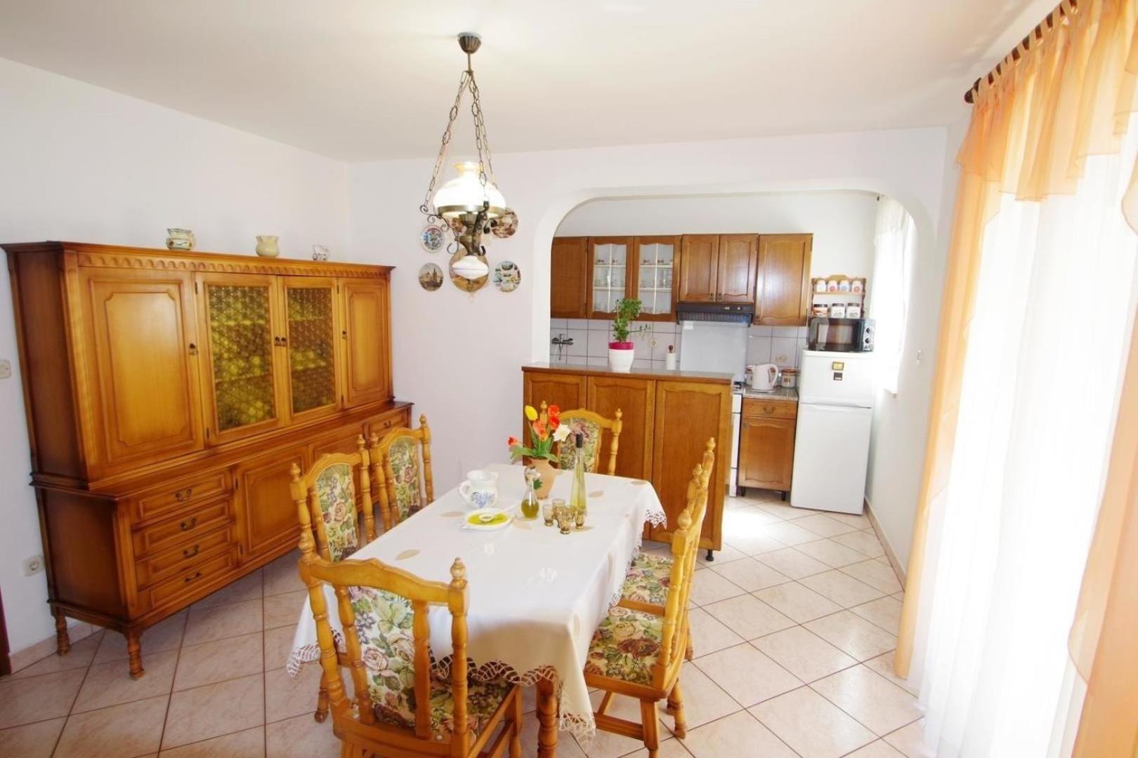 Geraeumige Mit Schoener Terrasse Und Garten In Einem Vorort Von Apartment