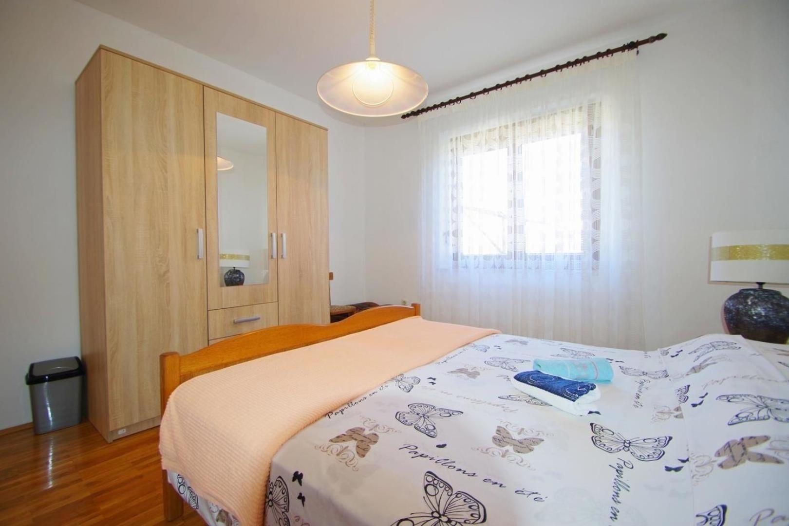 Apartment Geraeumige Mit Schoener Terrasse Und Garten In Einem Vorort Von