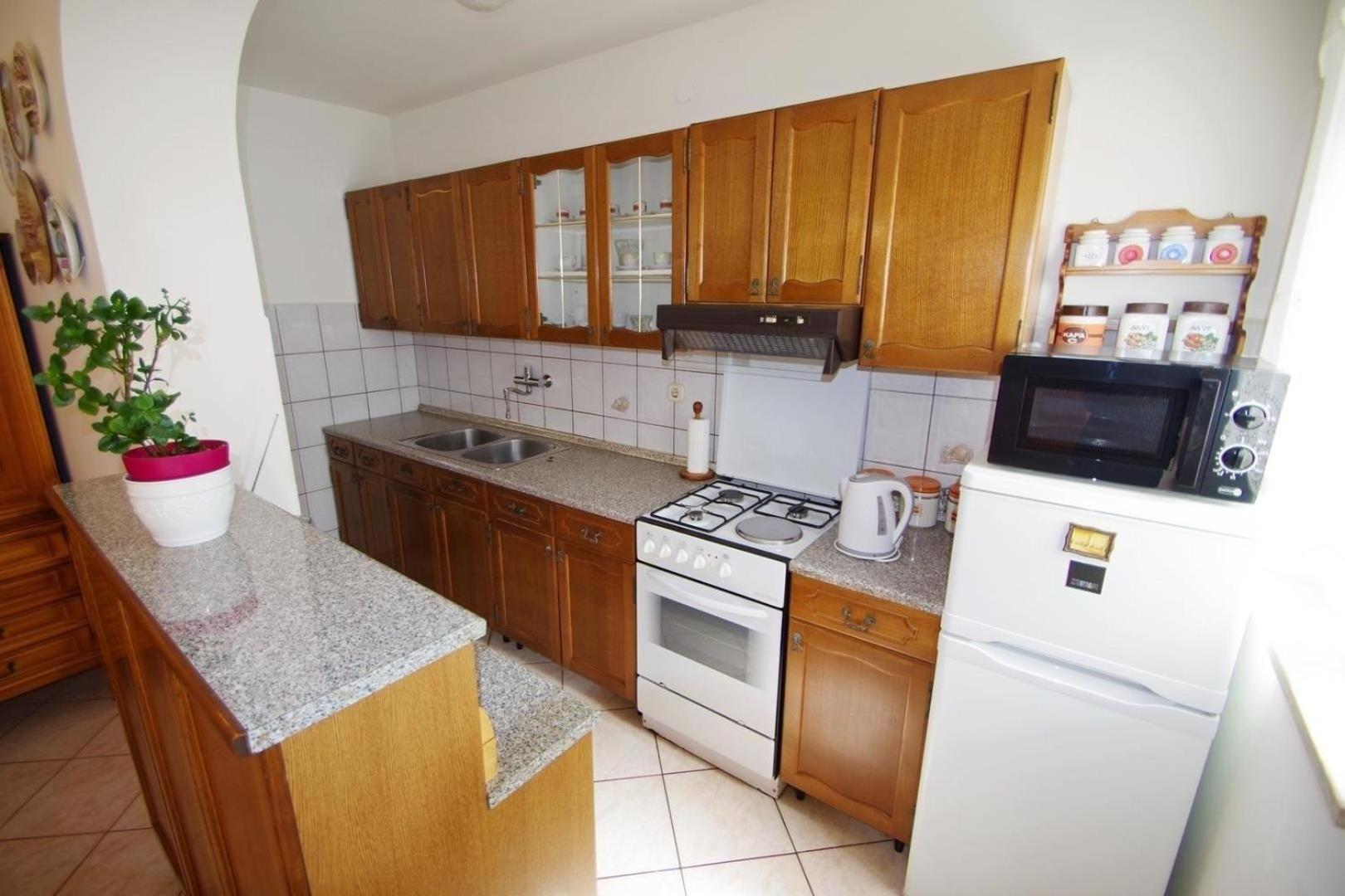 Apartment Geraeumige Mit Schoener Terrasse Und Garten In Einem Vorort Von *