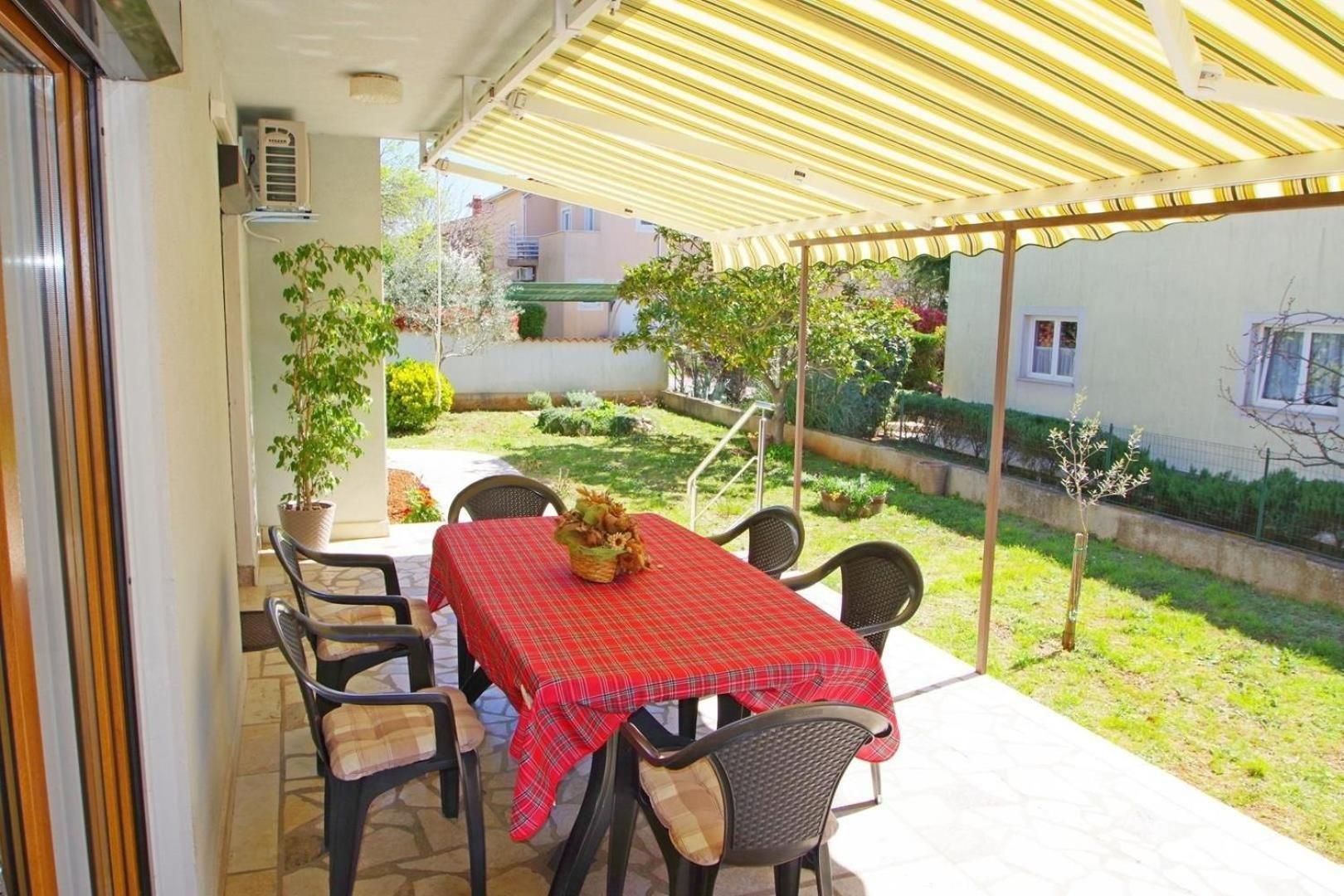 Geraeumige Mit Schoener Terrasse Und Garten In Einem Vorort Von Apartment