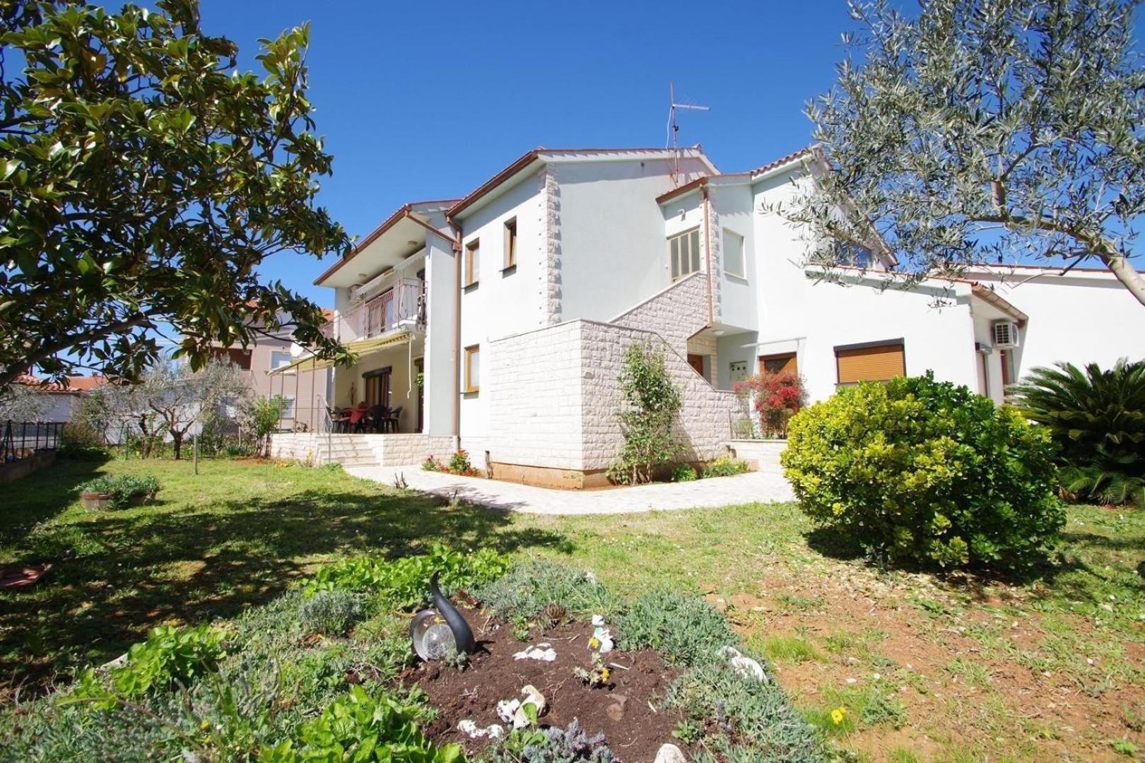 Apartment Geraeumige Mit Schoener Terrasse Und Garten In Einem Vorort Von